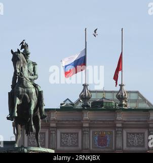 (170404) -- SANKT PETERSBURG, 4. April 2017 -- die russische Nationalflagge (L) und die Flagge von St. Petersburg fliegt am Halbmast auf dem Gipfel von St. Petersburgs Legislativversammlung zu Ehren der Opfer einer Explosion in St. Petersburg U-Bahn in St. Petersburg Petersburg, Russland, am 4. April 2017. Die Bombardierung im U-Bahn-System in St. Petersburg am Montag hat 14 Menschen getötet, sagte die russische Gesundheitsministerin Veronika Skvortsova Dienstag. ) (Sxk) RUSSLAND-SANKT PETERSBURG-ANGRIFF-HALBMAST LuxJinbo PUBLICATIONxNOTxINxCHN Sankt Petersburg 4. April 2017 die russische Nationalflagge l und die Flagge Sankt Petersburgs fliegen IN Ha Stockfoto