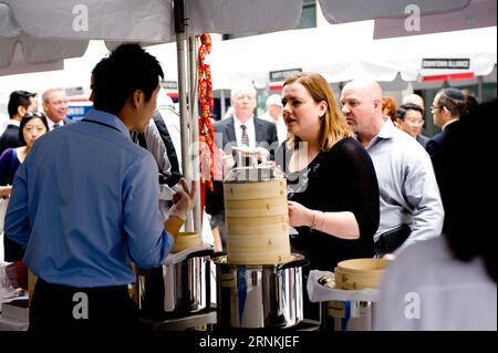 (170405) -- NEW YORK, 5. April 2017 () -- Einheimische probieren traditionelle chinesische Dampfbrötchen während eines von der chinesischen Fosun Group organisierten Cuisine Festivals auf dem Platz des China Fosun Group Building in New York, USA, am 30. September 2014. Neben den Beiträgen zur lokalen Wirtschaft und den Beschäftigungsmöglichkeiten haben chinesische Unternehmen in den letzten Jahren in den Vereinigten Staaten kontinuierliche Anstrengungen bei Bildungsprojekten, Wohltätigkeitsveranstaltungen und Gemeindearbeiten unternommen. () (gl) US-CHINESISCHES UNTERNEHMEN Xinhua PUBLICATIONxNOTxINxCHN New York 5. April 2017 Einheimische probieren traditionelle chinesische gedämpfte Brötchen während eines C Stockfoto