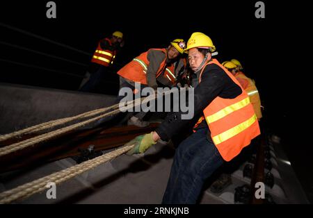 (170406) -- XI AN, 6. April 2017 -- Arbeiter arbeiten auf der Baustelle einer Hochgeschwindigkeitsbahn in der Stadt Baoji, Provinz Shaanxi im Nordwesten Chinas, 6. April 2017. Der Bau der Eisenbahnstrecke zwischen Baoji und Lanzhou in der benachbarten Provinz Gansu hat die Bahnlegung am Donnerstag abgeschlossen. ) (wf) CHINA-SHAANXI-RAILWAY-CONSTRUCTION (CN) LixYibo PUBLICATIONxNOTxINxCHN Xi bis zum 6. April 2017 Arbeiter arbeiten AUF der Baustelle einer Hochgeschwindigkeitsbahn in der Stadt Baoji im Nordwesten Chinas, Provinz S Shaanxi, AM 6. April 2017 Bau der Eisenbahnlinie zwischen Baoji und Lanzhou in der benachbarten Provinz Gansu Stockfoto