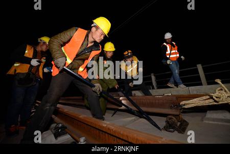 (170406) -- XI AN, 6. April 2017 -- Arbeiter arbeiten auf der Baustelle einer Hochgeschwindigkeitsbahn in der Stadt Baoji, Provinz Shaanxi im Nordwesten Chinas, 6. April 2017. Der Bau der Eisenbahnstrecke zwischen Baoji und Lanzhou in der benachbarten Provinz Gansu hat die Bahnlegung am Donnerstag abgeschlossen. ) (wf) CHINA-SHAANXI-RAILWAY-CONSTRUCTION (CN) LixYibo PUBLICATIONxNOTxINxCHN Xi bis zum 6. April 2017 Arbeiter arbeiten AUF der Baustelle einer Hochgeschwindigkeitsbahn in der Stadt Baoji im Nordwesten Chinas, Provinz S Shaanxi, AM 6. April 2017 Bau der Eisenbahnlinie zwischen Baoji und Lanzhou in der benachbarten Provinz Gansu Stockfoto