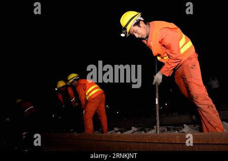 (170406) -- XI AN, 6. April 2017 -- Arbeiter arbeiten auf der Baustelle einer Hochgeschwindigkeitsbahn in der Stadt Baoji, Provinz Shaanxi im Nordwesten Chinas, 6. April 2017. Der Bau der Eisenbahnstrecke zwischen Baoji und Lanzhou in der benachbarten Provinz Gansu hat die Bahnlegung am Donnerstag abgeschlossen. ) (wf) CHINA-SHAANXI-RAILWAY-CONSTRUCTION (CN) LixYibo PUBLICATIONxNOTxINxCHN Xi bis zum 6. April 2017 Arbeiter arbeiten AUF der Baustelle einer Hochgeschwindigkeitsbahn in der Stadt Baoji im Nordwesten Chinas, Provinz S Shaanxi, AM 6. April 2017 Bau der Eisenbahnlinie zwischen Baoji und Lanzhou in der benachbarten Provinz Gansu Stockfoto