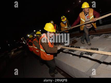 (170406) -- XI AN, 6. April 2017 -- Arbeiter arbeiten auf der Baustelle einer Hochgeschwindigkeitsbahn in der Stadt Baoji, Provinz Shaanxi im Nordwesten Chinas, 6. April 2017. Der Bau der Eisenbahnstrecke zwischen Baoji und Lanzhou in der benachbarten Provinz Gansu hat die Bahnlegung am Donnerstag abgeschlossen. ) (wf) CHINA-SHAANXI-RAILWAY-CONSTRUCTION (CN) LixYibo PUBLICATIONxNOTxINxCHN Xi bis zum 6. April 2017 Arbeiter arbeiten AUF der Baustelle einer Hochgeschwindigkeitsbahn in der Stadt Baoji im Nordwesten Chinas, Provinz S Shaanxi, AM 6. April 2017 Bau der Eisenbahnlinie zwischen Baoji und Lanzhou in der benachbarten Provinz Gansu Stockfoto