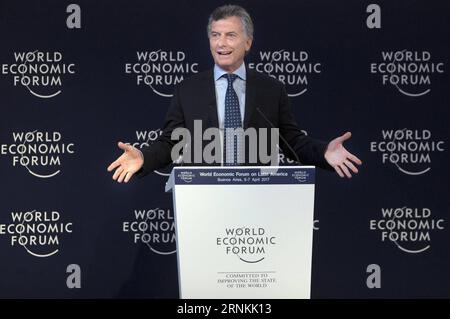 (170407) -- BUENOS AIRES, 7. April 2017 -- Argentiniens Präsident Mauricio Macri hält eine Rede während des dreitägigen Weltwirtschaftsforums über Lateinamerika in Buenos Aires, Argentinien, am 6. April 2017. ) (fnc) (hy) ARGENTINIEN-BUENOS AIRES-ECONOMY-FORUM MARTINxZABALA PUBLICATIONxNOTxINxCHN Buenos Aires 7. April 2017 argentinischer Präsident Mauricio Macri hält eine Rede während des dreitägigen Weltwirtschaftsforums ÜBER Lateinamerika in Buenos Aires Argentinien AM 6. April 2017 FNC Hy Argentina Buenos Aires Economy Forum MartinXZabala PUBLICATIOxCHTxN Stockfoto