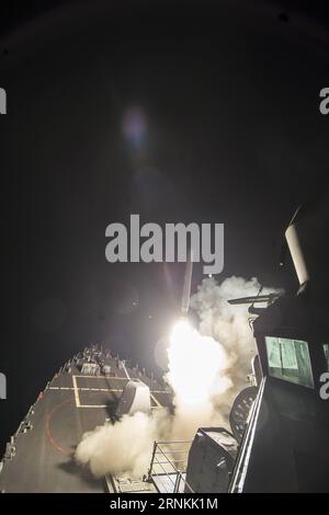 (170407) -- WASHINGTON D.C., 7. April 2017 -- in diesem Handout-Foto, das von der geführten Raketenzerstörer USS Ross bereitgestellt wird, feuert eine Tomahawk-Landangriffsrakete im Mittelmeer, 7. April 2017. Insgesamt wurden 59 Tomahawk-Land-Angriffsraketen von den Zerstörern USS Porter und USS Ross im östlichen Mittelmeer am 6. April gegen 20:40 Uhr EDT (Freitag 4:40 Uhr in Syrien) sowie syrische Flugzeuge, gehärtete Flugzeugunterstände, Treibstoffpunkte, Luftverteidigungssysteme, und Radargeräte wurden laut einer Pentagon-Erklärung ins Visier genommen.) (HY) MITTELMEER-US-NAVY-RAKETEN-SYRIEN U.S.XNAVY PU Stockfoto