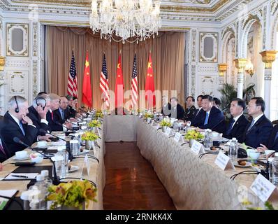 (170407) -- MAR-A-LAGO, 7. April 2017 -- der chinesische Präsident Xi Jinping (3. R) und sein US-amerikanischer Amtskollege Donald Trump (3. L) halten die zweite Gesprächsrunde im Mar-a-Lago Resort in Florida, USA, am 7. April 2017 ab. ) (wf) US-CHINA-XI JINPING-TRUMP-TALKS RaoxAimin PUBLICATIONxNOTxINxCHN Mar a Lago 7. April 2017 chinesischer Präsident Xi Jinping 3. R. und sein US-Teil Donald Trump 3. L Halten die zweite Gesprächsrunde im Mar a Lago Resort in Florida die Vereinigten Staaten 7. April 2017 WF US China XI Jinping Trump spricht über RaoxAimin PUBLICATIONxNOTxINxCHN Stockfoto