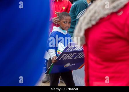 (170407) -- JOHANNESBURG, 7. April 2017 -- Anhänger der Oppositionspartei Demokratische Allianz versammeln sich am 7. April 2017 in Johannesburg, Südafrika, aus Protest gegen den südafrikanischen Präsidenten Jacob Zuma. Südafrikaner marschierten am Freitag durch das Land und forderten Präsident Jacob Zuma zum Rücktritt auf, während seine Anhänger ebenfalls in Solidarität mit ihm marschierten. SÜDAFRIKA-JOHANNESBURG-MÄRZ YeshielxPanchia PUBLICATIONxNOTxINxCHN Johannesburg 7. April 2017 Unterstützer der Oppositionspartei Demokratische Allianz versammeln sich in Johannesburg Sou zum Protest gegen den südafrikanischen Präsidenten Jacob Zuma Stockfoto