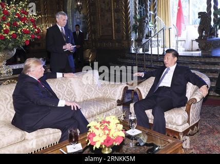 (170407) -- MAR-A-LAGO, 7. April 2017 -- der chinesische Präsident Xi Jinping (R) und sein US-amerikanischer Amtskollege Donald Trump (L) halten die zweite Gesprächsrunde im Mar-a-Lago Resort in Florida, USA, am 7. April 2017 ab. ) (wf) US-CHINA-XI JINPING-TRUMP-TALKS LanxHongguang PUBLICATIONxNOTxINxCHN Mar a Lago 7. April 2017 chinesischer Präsident Xi Jinping r und sein US-Teil Donald Trump l Hold die zweite Gesprächsrunde im Mar a Lago Resort in Florida die Vereinigten Staaten 7. April 2017 WF U S China Xi Jinping Trump spricht über LanxHongguang PUBLICATIONxNOTxINxCHN Stockfoto