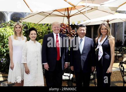 (170407) -- MAR-A-LAGO, 7. APRIL 2017 -- der chinesische Präsident Xi Jinping (2. R) und seine Frau Peng Liyuan (2. L) posieren für ein Foto mit US-Präsident Donald Trump (C), seiner Frau Melania Trump (1. R) und seiner Tochter Ivanka Trump im Mar-a-Lago Resort in Florida, USA, am 7. April 2017. Der chinesische Präsident Xi Jinping führte am Freitag die zweite Gesprächsrunde mit seinem US-Amtskollegen Donald Trump. (wf) US-CHINA-XI JINPING-TRUMP-TALKS LanxHongguang PUBLICATIONxNOTxINxCHN Mar a Lago 7. April 2017 der chinesische Präsident Xi Jinping 2. R und seine Frau Peng Liyuan 2. L posieren für ein Foto Stockfoto