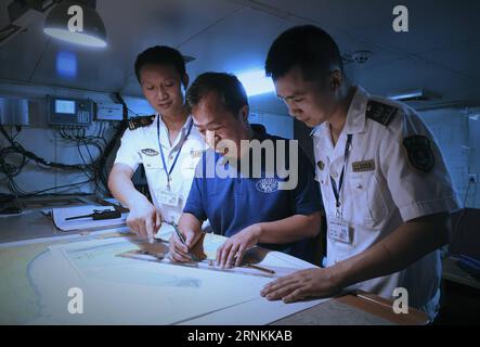 (170408) -- SANYA, 8. April 2017 -- Arbeiter der Sanya Maritime Safety Administration und Kapitän des Xiangyanghong 09, des Trägers des bemannten Tiefsee-Tauchboots Jiaolong in China, überprüfen die Ankerposition auf einer Karte in Sanya, Provinz Hainan in Südchina, 8. April 2017. Die Crew der 38. Meeresexpedition Chinas kehrte am Mittwoch nach Sanya, Provinz Hainan, Südchina, zurück. Der 59-tägige Ausflug stellt den Abschluss der ersten Phase einer 124-tägigen Mission dar. ) (Zkr) CHINA-SANYA-JIAOLONG-SCIENTIFIC RESEARCH (CN) ZhaoxYingquan PUBLICATIONxNOTxINxCHN Sanya April 8 2017 Arbeiter von Sanya Maritime Safety Admi Stockfoto