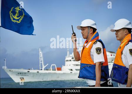 (170408) -- SANYA, 8. April 2017 -- Mitarbeiter der Sanya Maritime Safety Administration überprüfen den Ankerplatz von Xiangyanghong 09, dem Träger von Chinas bemanntem Tiefsee-Tauchboot Jiaolong, in Sanya, Südchinesische Provinz Hainan, 8. April 2017. Die Crew der 38. Meeresexpedition Chinas kehrte am Mittwoch nach Sanya, Provinz Hainan, Südchina, zurück. Der 59-tägige Ausflug stellt den Abschluss der ersten Phase einer 124-tägigen Mission dar. ) (Zkr) CHINA-SANYA-JIAOLONG-SCIENTIFIC RESEARCH (CN) ZhaoxYingquan PUBLICATIONxNOTxINxCHN Sanya April 8 2017 Mitarbeiter der Sanya Maritime Safety Administratio Stockfoto