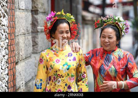 (170410) -- QUANZHOU, 10. April 2017 -- Xunpu-Frauen werden im Dorf Xunpu der Stadt Quanzhou in der südöstlichen chinesischen Provinz Fujian am 9. April 2017 gesehen. Xunpu-Frauen, die mit blumigen Kopfbedeckungen, traditioneller chinesischer Kleidung und Holzsabots ausgestattet sind, sind Symbole für mühsame chinesische Frauen in Quanzhou, einer Hafenstadt, die als Ausgangspunkt der alten maritimen Seidenstraße bekannt ist. ) (lfj) CHINA-FUJIAN-QUANZHOU-XUNPU WOMEN (CN) ShenxHong PUBLICATIONxNOTxINxCHN Quanzhou April 10 2017 Xunpu Women sind Seen im Dorf Xunpu der Stadt Quanzhou im Südosten Chinas S Fujian Province 9. April 2017 Xunpu wo Stockfoto