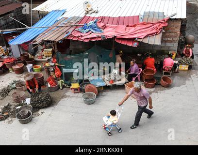 (170410) -- QUANZHOU, 10. April 2017 -- Xunpu-Frauen öffnen Austern im Dorf Xunpu der Stadt Quanzhou in der südöstlichen chinesischen Provinz Fujian, 9. April 2017. Xunpu-Frauen, die mit blumigen Kopfbedeckungen, traditioneller chinesischer Kleidung und Holzsabots ausgestattet sind, sind Symbole für mühsame chinesische Frauen in Quanzhou, einer Hafenstadt, die als Ausgangspunkt der alten maritimen Seidenstraße bekannt ist. ) (lfj) CHINA-FUJIAN-QUANZHOU-XUNPU WOMEN (CN) ShenxHong PUBLICATIONxNOTxINxCHN Quanzhou April 10 2017 Xunpu Women Open Oysters in Xunpu Village of Quanzhou City South East China S Fujian Province April 9 2017 X Stockfoto