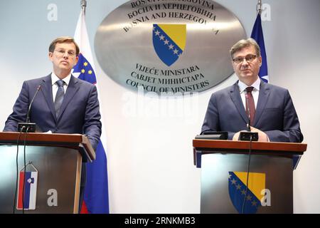 (170410) -- SARAJEVO, 10. April 2017 -- der Vorsitzende des Ministerrats von Bosnien und Herzegowina, Denis Zvizdic (R), und der slowenische Premierminister Miro Cerar nehmen am 10. April 2017 an einer gemeinsamen Pressekonferenz in Sarajevo (Bosnien und Herzegowina) Teil. Slowenien unterstützt Bosnien und Herzegowina (Bosnien und Herzegowina) auf seinem Weg in die EU und die NATO, sagte der slowenische Premierminister Miro Cerar am Montag hier. )(jmmn) BOSNIEN UND HERZEGOWINA-SLOWENIEN-SARAJEVO-CERAR BESUCH HarisxMemija PUBLICATIONxNOTxINxCHN Sarajevo 10. April 2017 Vorsitzender des Ministerrats von Bosnien und Herzegowina BIH Denis Zvizdic r und slowenischer Premierminister Stockfoto