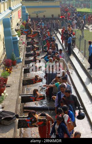 Bilder des Tages (170411) -- LALITPUR, 11. April 2017 -- Nepalesische Devotees nehmen ein heiliges Bad im Balaju Baise Dhara (22 Wasserausläufe) während des Baishak Asnan Festivals oder Balaju Purnima in Balaju, Kathmandu, Nepal, 11. April 2017. Hunderte von Devotees versammelten sich, um ein rituelles Bad zu nehmen und den Wasserläufen Respekt zu zollen, in der Hoffnung, Schutz vor Krankheiten und einem besseren Leben zu erhalten. )(gj) NEPAL-KATHMANDU-FESTIVAL-BALAJU BAISDHARA-BAISAKH ASNAN SunilxSharma PUBLICATIONxNOTxINxCHN Bilder der Tag 170411 Lalitpur 11. April 2017 Nepalesische Gläubige nehmen das Heilige Bad IM Balaju Baise Dhara 22 Wat Stockfoto