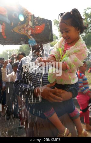 (170411) -- LALITPUR, 11. April 2017 -- Ein nepalesisches Kind spielt mit Wasser, während es im Balaju Baise Dhara (22 Wasserausläufe) während des Baishak Asnan Festivals oder Balaju Purnima in Balaju, Kathmandu, Nepal, 11. April 2017, Ein heiliges Bad nimmt. Hunderte von Devotees versammelten sich, um ein rituelles Bad zu nehmen und den Wasserläufen Respekt zu zollen, in der Hoffnung, Schutz vor Krankheiten und einem besseren Leben zu erhalten. )(gj) NEPAL-KATHMANDU-FESTIVAL-BALAJU BAISDHARA-BAISAKH ASNAN SunilxSharma PUBLICATIONxNOTxINxCHN 170411 Lalitpur 11. April 2017 ein nepalesisches Kind SPIELT mit Wasser, während es IM Balaju Baise das Heilige Bad nimmt Stockfoto