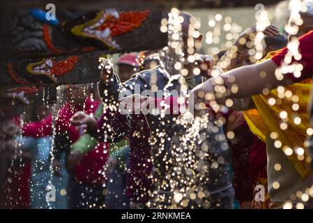 (170411) -- LALITPUR, 11. April 2017 -- Nepalesische Devotees nehmen ein heiliges Bad im Balaju Baise Dhara (22 Wasserausläufe) während des Baishak Asnan Festivals oder Balaju Purnima in Balaju, Kathmandu, Nepal, 11. April 2017. Hunderte von Devotees versammelten sich, um ein rituelles Bad zu nehmen und den Wasserläufen Respekt zu zollen, in der Hoffnung, Schutz vor Krankheiten und einem besseren Leben zu erhalten. Sunil Sharma)(gj) NEPAL-KATHMANDU-FESTIVAL-BALAJU BAISDHARA-BAISAKH ASNAN PratapxThapa PUBLICATIONxNOTxINxCHN 170411 Lalitpur 11. April 2017 Nepalesische Devotees nehmen IM Balaju Baise Dhara 22 Wasserauslauf während der ein Stockfoto