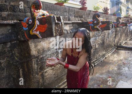 Bilder des Tages (170411) -- LALITPUR, 11. April 2017 -- Ein Devotee nimmt ein heiliges Bad im Balaju Baise Dhara (22 Wasserausläufe) während des Baishak Asnan Festivals oder Balaju Purnima in Balaju, Kathmandu, Nepal, 11. April 2017. Hunderte von Devotees versammelten sich, um ein rituelles Bad zu nehmen und den Wasserläufen Respekt zu zollen, in der Hoffnung, Schutz vor Krankheiten und einem besseren Leben zu erhalten. )(gj) NEPAL-KATHMANDU-FESTIVAL-BALAJU BAISDHARA-BAISAKH ASNAN PratapxThapa PUBLICATIONxNOTxINxCHN Bilder der Tag 170411 Lalitpur 11. April 2017 ein Gläubiger nimmt ein Heiliges Bad IM Balaju Baise Dhara 22 Wasserauslauf d Stockfoto