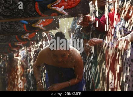 (170411) -- LALITPUR, 11. April 2017 -- Ein nepalesischer Devotee nimmt während des Baishak Asnan Festivals oder Balaju Purnima in Balaju, Kathmandu, Nepal, 11. April 2017 Ein heiliges Bad im Balaju Baise Dhara (22 Wasserausläufe). Hunderte von Devotees versammelten sich, um ein rituelles Bad zu nehmen und den Wasserläufen Respekt zu zollen, in der Hoffnung, Schutz vor Krankheiten und einem besseren Leben zu erhalten. )(gj) NEPAL-KATHMANDU-FESTIVAL-BALAJU BAISDHARA-BAISAKH ASNAN SunilxSharma PUBLICATIONxNOTxINxCHN 170411 Lalitpur 11. April 2017 ein nepalesischer Devotee nimmt während des Baishak AM Balaju Baise Dhara 22 ein Heiliges Bad Stockfoto