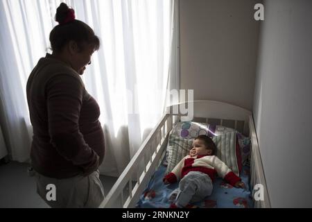 (170413) -- FLORENCIO VARELA, 13. April 2017 -- Miriam Sotelo Sosa (L) kümmert sich um ihren achtmonatigen Sohn Ciro in dem Haus, das sie mit drei weiblichen Häftlingen und ihren Kindern in der Kriminaleinheit 54 teilen, als Teil des Pilotprogramms Häuser für Frauen mit Kindern in Florencio Varela, Argentinien, am 12. April 2017. Das vom Justizministerium in der Provinz Buenos Aires initiierte Pilotprogramm zielt darauf ab, die Lebensqualität der weiblichen Häftlinge, die mit ihren Kindern leben, zu verbessern. Das Programm bietet kleine Häuser in einem Gefängniskomplex an, damit die Kinder die Auswirkungen der Krimi vermeiden können Stockfoto