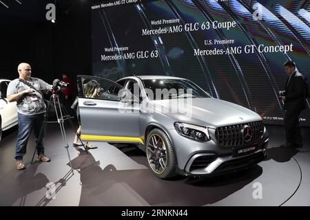 (170413) -- NEW YORK, 13. April 2017 -- Ein Mercedes-AMG GLC63 Coupé ist während der Medienvorschau der New York International Auto Show (NYIAS) in New York, USA, am 12. April 2017 zu sehen. Das NYIAS, das vom 14. Bis 23. April für die Öffentlichkeit zugänglich ist, ist eine einzigartige Kombination aus neuen automobilen Ideen, technologischen Innovationen, außergewöhnlichen Konzeptfahrzeugen und fast 1.000 der neuesten Autos und Lkws. ) (zy) U.S.-NEW YORK-AUTO SHOW WangxYing PUBLICATIONxNOTxINxCHN New York 13. April 2017 ein Mercedes AMG Coupé IST Seen während der Medienvorschau der New York International Car Show NYIAS in New York Stockfoto