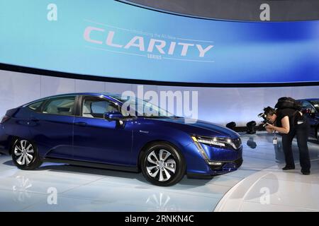 (170413) -- NEW YORK, 13. April 2017 -- Ein Honda Clarity Elektroauto wird während der Medienvorschau der New York International Auto Show (NYIAS) in New York, USA, am 12. April 2017 gesehen. Das NYIAS, das vom 14. Bis 23. April für die Öffentlichkeit zugänglich ist, ist eine einzigartige Kombination aus neuen automobilen Ideen, technologischen Innovationen, außergewöhnlichen Konzeptfahrzeugen und fast 1.000 der neuesten Autos und Lkws. ) (zy) U.S.-NEW YORK-AUTO SHOW WangxYing PUBLICATIONxNOTxINxCHN New York 13. April 2017 ein Honda Clarity Electric Car IST Lakes während der Medienvorschau der New York International Car Show NYI Stockfoto