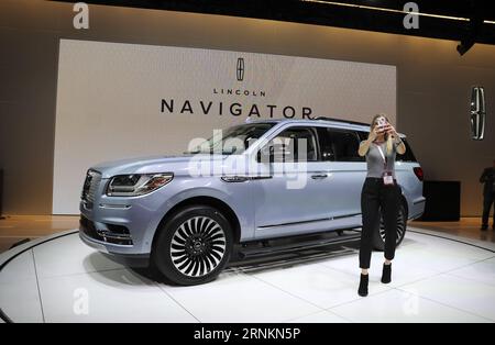 (170413) -- NEW YORK, 13. April 2017 -- die neueste Version des Lincoln Navigator SUV wird während der Medienvorschau der New York International Auto Show (NYIAS) in New York, USA, am 12. April 2017 gesehen. Das NYIAS, das vom 14. Bis 23. April für die Öffentlichkeit zugänglich ist, ist eine einzigartige Kombination aus neuen automobilen Ideen, technologischen Innovationen, außergewöhnlichen Konzeptfahrzeugen und fast 1.000 der neuesten Autos und Lkws. ) (zy) U.S.-NEW YORK-AUTO SHOW WangxYing PUBLICATIONxNOTxINxCHN New York 13. April 2017 die neueste Version des Lincoln Navigator SUV IST Lakes während der Medienvorschau des New Y Stockfoto