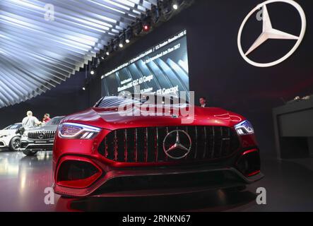 (170413) -- NEW YORK, 13. April 2017 -- Ein Mercedes-GT Konzeptfahrzeug wird während der Medienvorschau der New York International Auto Show (NYIAS) in New York, USA, am 12. April 2017 gesehen. Das NYIAS, das vom 14. Bis 23. April für die Öffentlichkeit zugänglich ist, ist eine einzigartige Kombination aus neuen automobilen Ideen, technologischen Innovationen, außergewöhnlichen Konzeptfahrzeugen und fast 1.000 der neuesten Autos und Lkws. ) (zy) U.S.-NEW YORK-AUTO SHOW WangxYing PUBLICATIONxNOTxINxCHN New York 13. April 2017 ein Mercedes GT Concept Vehicle IST Lakes während der Medienvorschau der New York International Car Show N Stockfoto