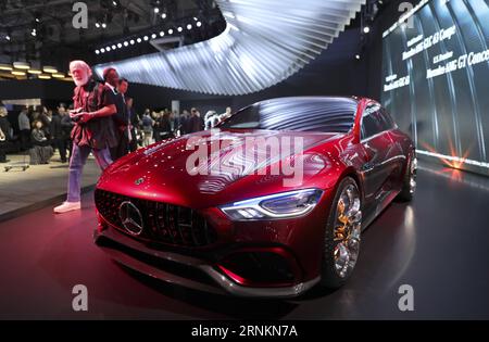 (170413) -- NEW YORK, 13. April 2017 -- Ein Mercedes-GT Konzeptfahrzeug wird während der Medienvorschau der New York International Auto Show (NYIAS) in New York, USA, am 12. April 2017 gesehen. Das NYIAS, das vom 14. Bis 23. April für die Öffentlichkeit zugänglich ist, ist eine einzigartige Kombination aus neuen automobilen Ideen, technologischen Innovationen, außergewöhnlichen Konzeptfahrzeugen und fast 1.000 der neuesten Autos und Lkws. ) (zy) U.S.-NEW YORK-AUTO SHOW WangxYing PUBLICATIONxNOTxINxCHN New York 13. April 2017 ein Mercedes GT Concept Vehicle IST Lakes während der Medienvorschau der New York International Car Show N Stockfoto