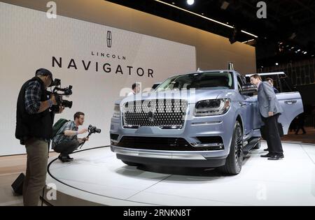 (170413) -- NEW YORK, 13. April 2017 -- die neueste Version des Lincoln Navigator SUV wird während der Medienvorschau der New York International Auto Show (NYIAS) in New York, USA, am 12. April 2017 gesehen. Das NYIAS, das vom 14. Bis 23. April für die Öffentlichkeit zugänglich ist, ist eine einzigartige Kombination aus neuen automobilen Ideen, technologischen Innovationen, außergewöhnlichen Konzeptfahrzeugen und fast 1.000 der neuesten Autos und Lkws. ) (zy) U.S.-NEW YORK-AUTO SHOW WangxYing PUBLICATIONxNOTxINxCHN New York 13. April 2017 die neueste Version des Lincoln Navigator SUV IST Lakes während der Medienvorschau des New Y Stockfoto