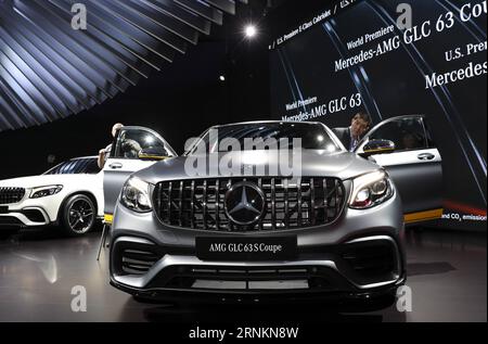 (170413) -- NEW YORK, 13. April 2017 -- Ein Mercedes-AMG GLC63 Coupé ist während der Medienvorschau der New York International Auto Show (NYIAS) in New York, USA, am 12. April 2017 zu sehen. Das NYIAS, das vom 14. Bis 23. April für die Öffentlichkeit zugänglich ist, ist eine einzigartige Kombination aus neuen automobilen Ideen, technologischen Innovationen, außergewöhnlichen Konzeptfahrzeugen und fast 1.000 der neuesten Autos und Lkws. ) (zy) U.S.-NEW YORK-AUTO SHOW WangxYing PUBLICATIONxNOTxINxCHN New York 13. April 2017 ein Mercedes AMG Coupé IST Seen während der Medienvorschau der New York International Car Show NYIAS in New York Stockfoto