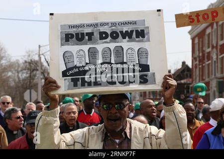 (170415) -- CHICAGO, 15. April 2017 -- Anwohner marschieren in Englewood, einem der gefährlichsten Viertel im Süden Chicagos, und rufen dazu auf, hauptsächlich Gangerschießungen zu stoppen, die allein 2016 in der drittgrößten Stadt der USA mehr als 700 Menschenleben forderten. ) (yy) U.S.-CHICAGO-WALK FOR PEACE wangxqiang PUBLICATIONxNOTxINxCHN Chicago 15. April 2017 Einwohner marschieren in Englewood, einem der gefährlichsten Viertel in Süd-CHICAGO, und rufen dazu auf, vor allem die Überwachung von Shootings, die allein 2016 in der drittgrößten Stadt der USA mehr als 700 Menschenleben forderten, zu stoppen s Chicago Walk Stockfoto