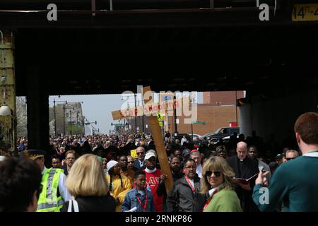 (170415) -- CHICAGO, 15. April 2017 -- Anwohner marschieren in Englewood, einem der gefährlichsten Viertel im Süden Chicagos, und rufen dazu auf, hauptsächlich Gangerschießungen zu stoppen, die allein 2016 in der drittgrößten Stadt der USA mehr als 700 Menschenleben forderten. ) (yy) U.S.-CHICAGO-WALK FOR PEACE wangxqiang PUBLICATIONxNOTxINxCHN Chicago 15. April 2017 Einwohner marschieren in Englewood, einem der gefährlichsten Viertel in Süd-CHICAGO, und rufen dazu auf, vor allem die Überwachung von Shootings, die allein 2016 in der drittgrößten Stadt der USA mehr als 700 Menschenleben forderten, zu stoppen s Chicago Walk Stockfoto