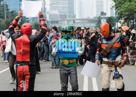 (170416) -- JAKARTA, 16. April 2017 -- Eine Gruppe von Aktivisten in Superheldenkostümen tritt auf der Straße auf, um die kommission der Korruptionsbekämpfung während des autofreien Tages in Jakarta, 16. April 2017, zu unterstützen. Der Roman Baswedan, Ermittler von Indonesiens Anti-Korruptions-Wachhund, der die Untersuchung eines Graft-Skandals leitete, der angeblich Spitzenpolitiker mit chemischer Flüssigkeit betraf, wurde angegriffen, als er am Dienstag bei Tagesanbruch aus einer Moschee zurückkehrte. )(gj) INDONESIA-JAKARTA-PERFORMERS SUPPORT-COMMISSION OF CORRUPTION ERADICATION VerixSanovri PUBLICATIONxNOTxINxCHN Jakarta April 16 2017 A Group of ACT Stockfoto