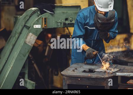 Schweißarbeiterteam arbeitet bei der Herstellung von Schweißverbindungen in der Schwerindustrie Gefahr und Risiko am Arbeitsplatz mit Augenschutzausrüstung Stockfoto