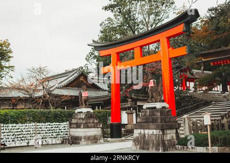 Torii rotes Holztor Japan traditionell in Shinto-Schreinen Tempeleingangssymbol des Übergangs vom Alltäglichen zum Heiligen Stockfoto