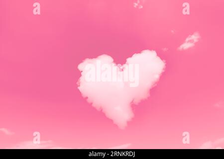 Herzförmige Wolke in rosafarbenem Himmel für den valentinstag Süße Liebe romantische Natur Hintergrund Stockfoto