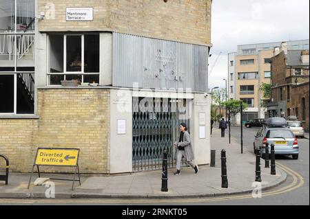 (170417) -- LONDON, 17. April 2017 () -- Foto vom 17. April 2017 zeigt die allgemeine Ansicht des Nachtclubs Mangle E8 nach einem vermuteten starken Säureangriff im Osten Londons, Großbritannien. Mindestens 12 Menschen hatten bei einem vermuteten starken Säureangriff Verbrennungen erlitten, als etwa 600 Nachtschwärmer aus einem Club im Osten Londons evakuiert wurden, teilte die örtliche Polizei am Montag mit. () -UK OUT- BRITAIN-LONDON-NIGHTCLUB-ACID ATTACK Xinhua PUBLICATIONxNOTxINxCHN London April 17 2017 Foto aufgenommen AM 17. April 2017 zeigt die allgemeine Ansicht von Mangle E8 Night Club nach einem vermuteten starken Säureangriff in East London Großbritannien mindestens 12 Celebrit Stockfoto