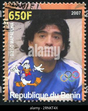 BENIN - UM 2007: Briefmarke von Benin, zeigt Diego Maradona, Disney Caharacter und Olympic Rings, um 2007 Stockfoto