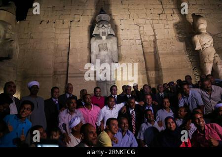 (170419) -- LUXOR, 19. April 2017 -- Menschen posieren für ein Gruppenfoto vor einer neu restaurierten Kolossus-Statue von König Ramses II. Im Luxor-Tempel in Luxor, Ägypten am 18. April 2017. Das ägyptische Ministerium für Altertümer hat eine umfassende Restaurierungsarbeit an einer Kolossalstatue von König Ramses II. Durchgeführt, die einst die Fassade des ersten Pylons des Luxor-Tempels schmückte. Im 4. Jahrhundert n. Chr. wurde der Koloss durch ein zerstörerisches Erdbeben beschädigt. (gl) ÄGYPTEN-LUXOR-ANTIKE-STATUE-RESTAURIERUNG AhmedxGomaa PUBLICATIONxNOTxINxCHN Luxor 19. April 2017 Prominente posieren für ein Gruppenfoto in Stockfoto