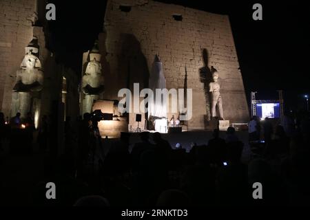 (170419) -- LUXOR, 19. April 2017 -- Eine neu restaurierte Kolossus-Statue von König Ramses II. (2. R), zusammen mit drei anderen Statuen, sind am 18. April 2017 im Luxor-Tempel in Luxor, Ägypten, zu sehen. Das ägyptische Ministerium für Altertümer hat eine umfassende Restaurierungsarbeit an einer Kolossalstatue von König Ramses II. Durchgeführt, die einst die Fassade des ersten Pylons des Luxor-Tempels schmückte. Im 4. Jahrhundert n. Chr. wurde der Koloss durch ein zerstörerisches Erdbeben beschädigt. (gl) EGYPT-LUXOR-ANTIKE-STATUE-RESTAURIERUNG AhmedxGomaa PUBLICATIONxNOTxINxCHN Luxor April 19 2017 ein neu restaurierter Koloss Stockfoto