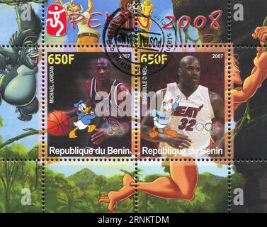 BENIN - CA. 2007: Briefmarke von Benin, zeigt Michael Jordan, Disney Caharacter und Olympic Rings, ca. 2007 Stockfoto