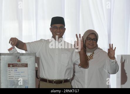 (170419) -- JAKARTA, 19. April 2017 -- Jakartas Gouverneurskandidat Anies Baswedan (L) gibt seine Stimme auf einer Wahlstation während der Gouverneurswahlen in Jakarta, Indonesien, am 19. April 2017 ab. Millionen von Einwohnern in der indonesischen Hauptstadt Jakarta gingen am Mittwoch zu den Wahlen, um einen Gouverneur in einer zweiten Wahlrunde abzuholen. Zwei Kandidaten für die Gouverneursführung - der Amtsinhaber Basuki Tjahaja Purnama und die ehemalige Bildungsministerin Anies Baswedan - konkurrieren um den Abfluss. ) (ZXJ) INDONESIEN-JAKARTA-GOUVERNEURSWAHLEN-ANIES BASWEDAN AGUNGXKUNCAHYAXB. PUBLICATIONxNOTxINxCHN Jakarta Stockfoto