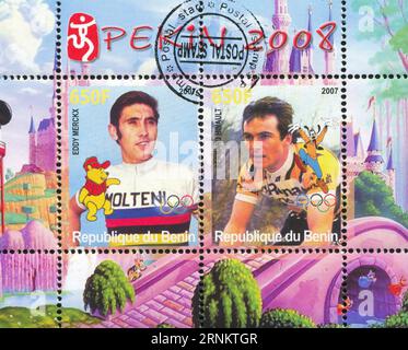 BENIN - UM 2007: Briefmarke von Benin, zeigt Eddy Merckx, Disney Caharacter und Olympic Rings, um 2007 Stockfoto