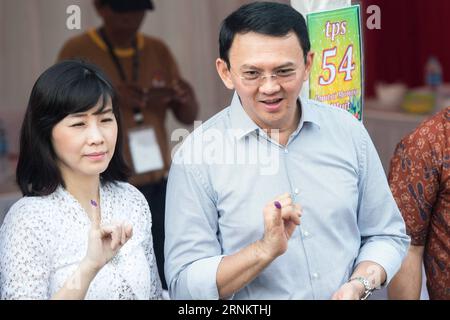 (170419) -- JAKARTA, 19. April 2017 -- Basuki Tjahaja Purnama (R) und seine Frau Veronica Tan zeigen ihre Finger, nachdem sie ihre Stimmen in Jakarta, Indonesien, am 19. April 2017 abgegeben haben. Millionen von Einwohnern in der indonesischen Hauptstadt Jakarta gingen am Mittwoch zu den Wahlen, um einen Gouverneur in einer zweiten Wahlrunde abzuholen. Zwei Kandidaten für die Gouverneursführung - der Amtsinhaber Basuki Tjahaja Purnama und die ehemalige Bildungsministerin Anies Baswedan - konkurrieren um den Abfluss. ) (Zxj) INDONESIA-JAKARTA-GUBERNATORIAL ELECTION-BASUKI TJAHAJA PURNAMA VerixSanovri PUBLICATIONxNOTxINxCHN Jakarta 19. April 2017 Basuki Tj Stockfoto