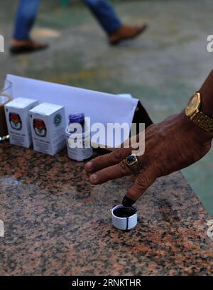 Bilder des Tages (170419) -- JAKARTA, 19. April 2017 -- ein indonesischer Mann drückt sich den Finger, nachdem er während der Gouverneurswahlen in Jakarta, Indonesien, am 19. April 2017 in einer Wahlstation seine Stimme abgegeben hat. Millionen von Einwohnern in der indonesischen Hauptstadt Jakarta gingen am Mittwoch zu den Wahlen, um einen Gouverneur in einer zweiten Wahlrunde abzuholen. Zulkarnain) (zxj) INDONESIEN-JAKARTA-GOUVERNEURSWAHLEN Zulkarnain PUBLICATIONxNOTxINxCHN Images der Tag Jakarta 19. April 2017 an den indonesischen Mann stieß sich die Finger, nachdem er während der GOUVERNEURSWAHLEN seine Stimme IN einer Wahlstation abgegeben hatte Stockfoto