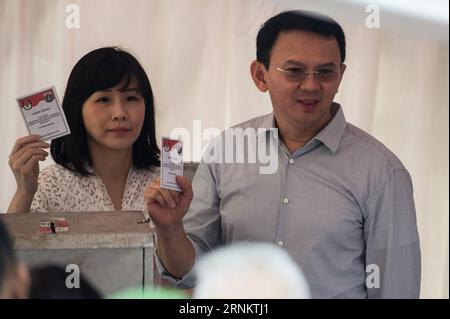 (170419) -- JAKARTA, 19. April 2017 -- Basuki Tjahaja Purnama (R) und seine Frau Veronica Tan zeigen ihre Stimmzettel während der Gouverneurswahlen in Jakarta, Indonesien, am 19. April 2017. Millionen von Einwohnern in der indonesischen Hauptstadt Jakarta gingen am Mittwoch zu den Wahlen, um einen Gouverneur in einer zweiten Wahlrunde abzuholen. Zwei Kandidaten für die Gouverneursführung - der Amtsinhaber Basuki Tjahaja Purnama und die ehemalige Bildungsministerin Anies Baswedan - konkurrieren um den Abfluss. ) (Zxj) INDONESIA-JAKARTA-GUBERNATORIAL ELECTION-BASUKI TJAHAJA PURNAMA VerixSanovri PUBLICATIONxNOTxINxCHN J Stockfoto