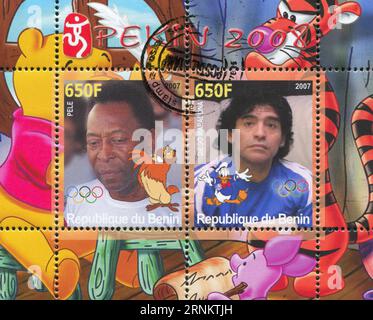 BENIN - UM 2007: Briefmarke von Benin, zeigt Diego Maradona, Disney Caharacter und Olympic Rings, um 2007 Stockfoto