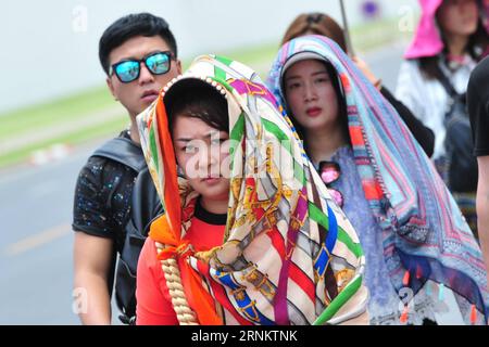 (170419) -- BANGKOK, 19. April 2017 -- Touristen schützen sich vor starkem Sonnenlicht, während sie den Großen Palast in Bangkok, Thailand, 19. April 2017 besuchen. Von März bis Mai sind in Thailand die höchsten Temperaturen das ganze Jahr über zu beobachten. Insbesondere steigt die Temperatur im April oft über 35 Grad Celsius. Rachen Sagemsak) (rh) THAILAND-BANGKOK-HOCHTEMPERATURTOURISMUS RachenxSageamsak PUBLICATIONxNOTxINxCHN Bangkok 19. April 2017 Touristen schützen sich vor starkem Sonnenlicht beim Besuch des Grand Palace in Bangkok Thai Country 19. April 2017 von März bis Mai Thai Co Stockfoto