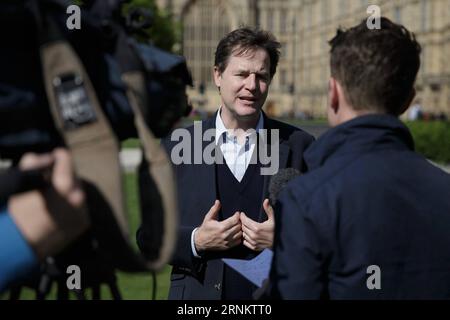 (170420) -- LONDON, 20. April 2017 -- der ehemalige Führer der Liberaldemokraten Nick Clegg spricht am 19. April 2017 mit den Medien vor dem House of Parliament in London, Großbritannien. Parlamentsabgeordnete im britischen Unterhaus unterstützten am Mittwoch den Aufruf von Premierministerin Theresa May zu einer schnellen Parlamentswahl am 8. Juni. GROSSBRITANNIEN-LONDON-WAHL TimxIreland PUBLICATIONxNOTxINxCHN London 20. April 2017 der ehemalige Führer der Liberal Democrats Nick Clegg spricht mit Medien außerhalb der Houses of Parliament in London Großbritannien AM 19. April 2017 Parlamentsabgeordnete im britischen Parlament Stockfoto