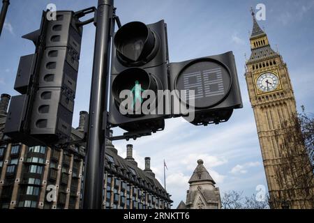 (170420) -- LONDON, 20. April 2017 -- Foto aufgenommen am 19. April 2017 zeigt den Big Ben und ein Fußgängerlicht in London, Großbritannien. Parlamentsabgeordnete im britischen Unterhaus unterstützten am Mittwoch den Aufruf von Premierministerin Theresa May zu einer schnellen Parlamentswahl am 8. Juni. GROSSBRITANNIEN-LONDON-ELECTION TimxIreland PUBLICATIONxNOTxINxCHN London April 20 2017 Foto aufgenommen AM 19. April 2017 zeigt den Big Ben und ein Fußgängerlicht in London britische Parlamentsabgeordnete im britischen Unterhaus gaben am Mittwoch der Premierministerin Theresa May S Call for a Snap General ihre Unterstützung Stockfoto